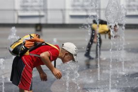 Children bathing in the fountain
