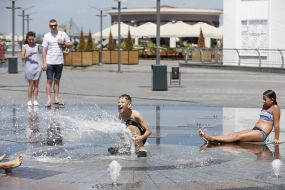 Children bathing in the fountain