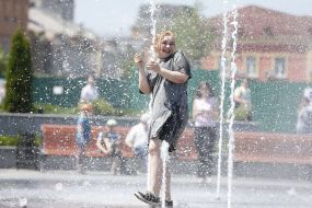 The Girl is bathed in the fountain