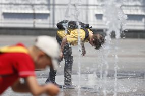 Children bathing in the fountain