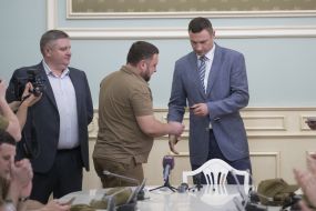 Vitali Klitschko presents a certificate