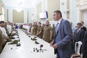 Vitali Klitschko presents a certificate