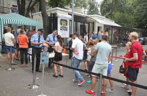 The queue to the American house