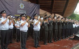 Simultaneous execution of the anthem of Ukraine by 200 musicians-policemen
