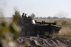 Self-propelled howitzer SAU "Gvozdika"