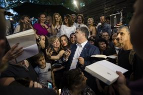 Petro Poroshenko attends presentation of book in "Pizza Veterano"