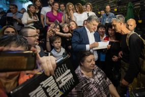 Petro Poroshenko attends presentation of book in "Pizza Veterano"