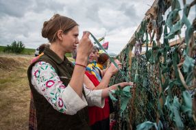 Женщины плетут маскировочные сетки