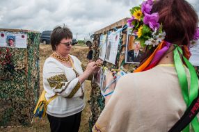 Женщины плетут маскировочные сетки