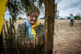 Женщина плетет маскировочную сетку