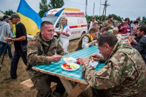 Военнослужащие за столом