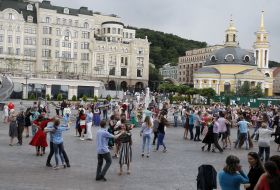 People are dancing waltz