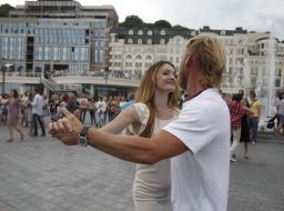 People are dancing waltz