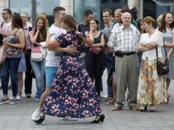 People are dancing waltz