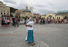 People are dancing waltz