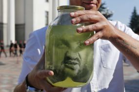 Фотографія депутата Розенблата у банці 