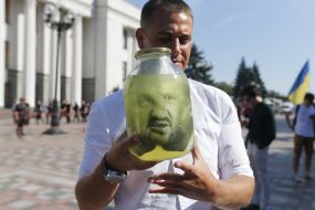 Фотографія депутата Розенблата у банці 