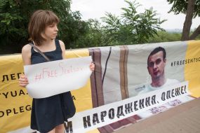 Активисты поздравили Сенцова с днем рождения