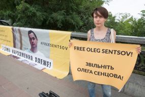 Активисты поздравили Сенцова с днем рождения