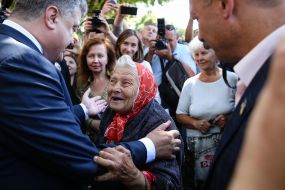 Petro Poroshenko communicates with the inhabitants of Ternopil