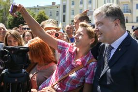 Petro Poroshenko communicates with the inhabitants of Ternopil
