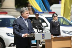 Petro Poroshenko during the transfer of cars for the police