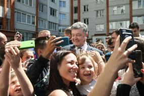 Petro Poroshenko communicates with the inhabitants of Ternopil