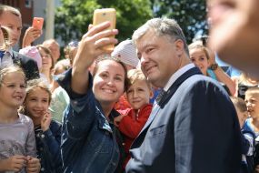 Petro Poroshenko communicates with the inhabitants of Ternopil