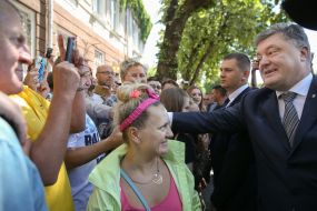 Petro Poroshenko communicates with the inhabitants of Ternopil