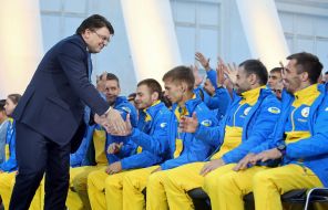 Игорь Жданов возле спортсменов-дефлимпийцев