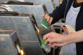 Пасажир прикладає безконтактну картку до турнікета