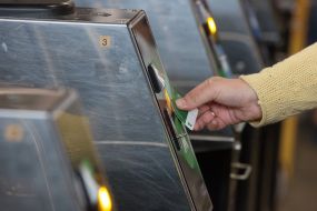 Пасажир прикладає безконтактну картку до турнікета