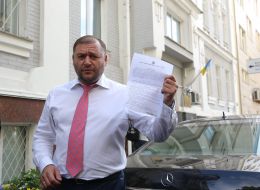 Михаил Добкин держит постановление суда