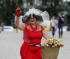 Женщина едет на велосипеде