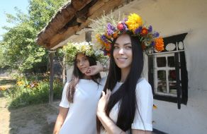 Дівчата у вінках