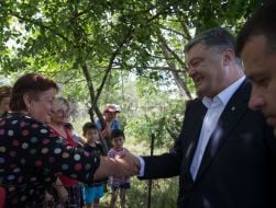 Petro Poroshenko on the line of delimitation