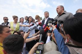Petro Poroshenko and Georgi Margvelashvili on the line of delimitation