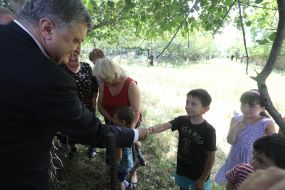 Petro Poroshenko on the line of delimitation