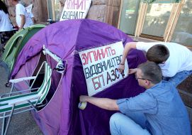 Учасники акції протесту встановили намети під КМДА