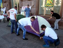 Учасники акції протесту встановили намети під КМДА