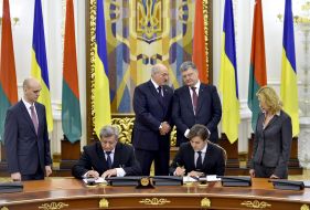 Petr Poroshenko, Evgeny Nishchuk and Alexandr Lukashenko