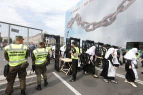 Servicemen of the National Guard near the metal detectors
