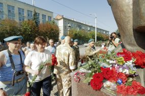 Laying flowers to the monument to Vasily Margelov