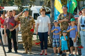 Laying flowers to the monument to Vasily Margelov