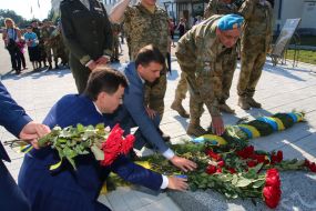 Laying flowers at the monument to the dead paratroopers