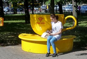 Лавка-чашка на Контрактовій площі в Києві