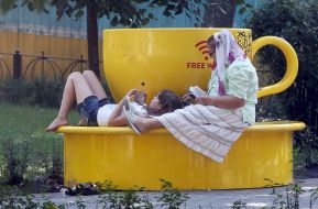 Лавка-чашка на Контрактовій площі в Києві