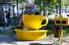 Лавка-чашка на Контрактовій площі в Києві