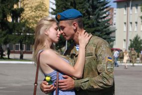 Десантник целуется с девушкой