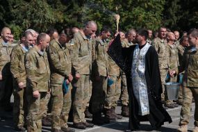 Священник окропляет десантников святой водой 